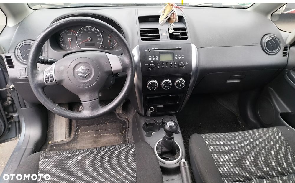 SUZUKI SX4 1.6 VVT 107KM ZY4 DRZWI PRAWE LEWE PRZÓD PRZENIE ZDERZAK PRZÓD TYŁ KLAPA DRZWI PRAWY LEWE TYŁ PRZÓD MASKA BŁOTNIK LAMPA PAS PRZEDNI SZYBA LUSTERKO SILNIK SKRZYNIA CAŁY NA CZĘŚCI - 10