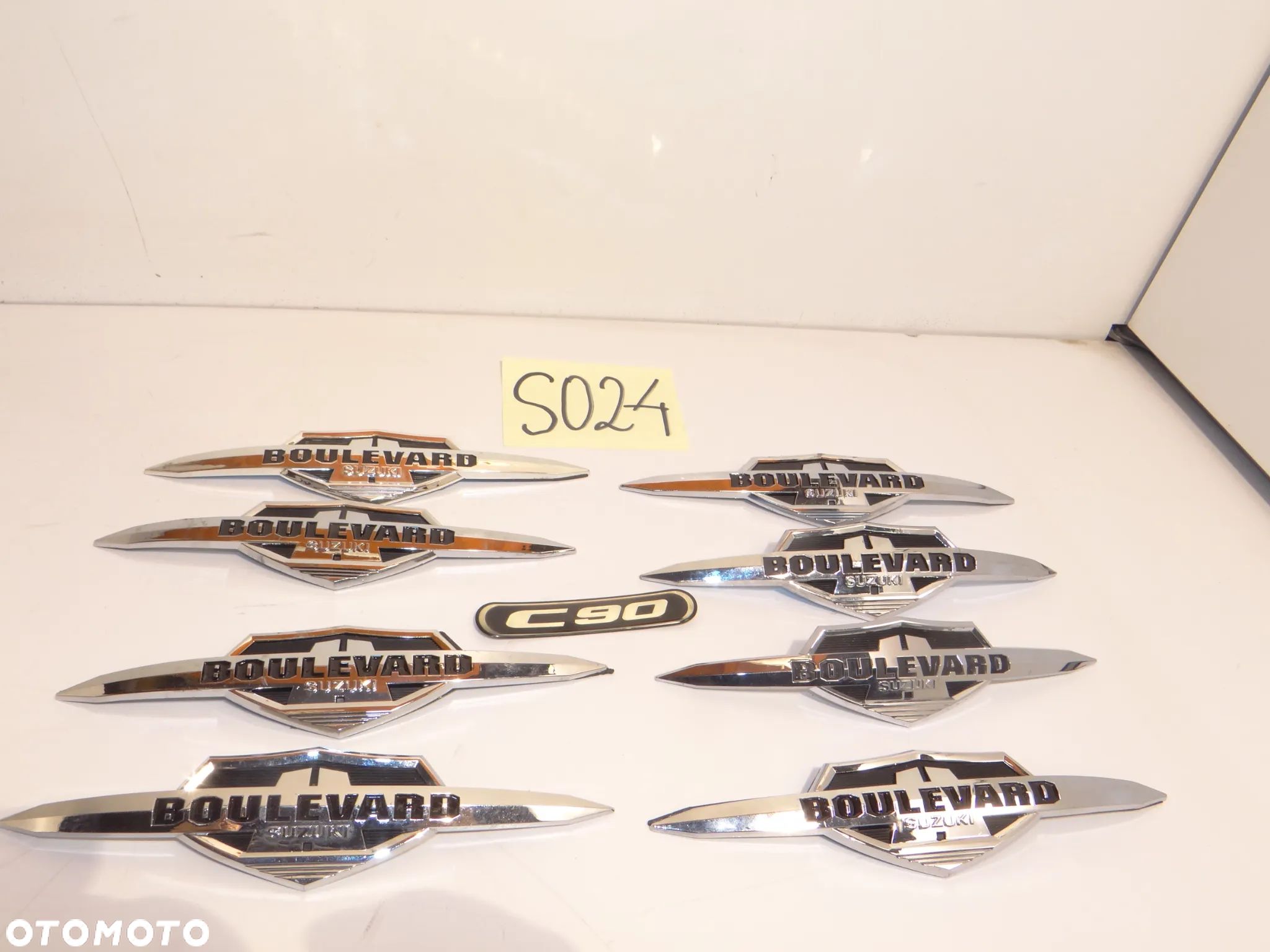 SUZUKI BOULEVARD EMBLEMAT ZNACZEK NA ZBIORNIK PALIWA BAK  S024 - 1