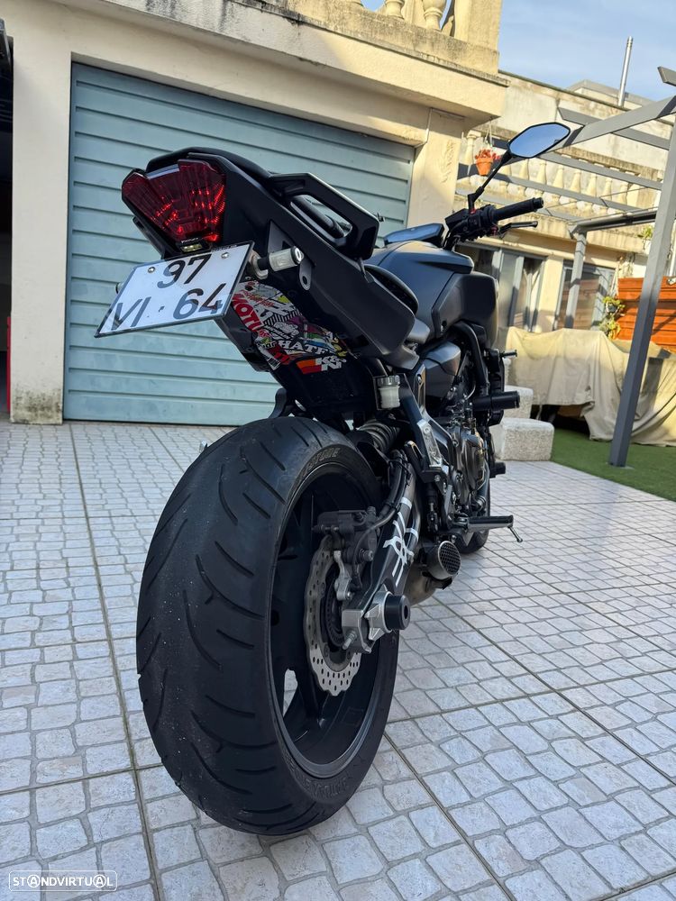 Yamaha MT-07 naked - 4