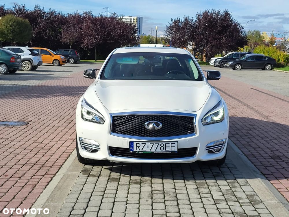 Infiniti Q70 - 2