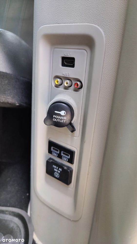 Chrysler Town & Country - 10