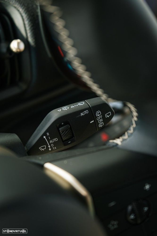 MINI 3 Portas Cooper C Essential - 25