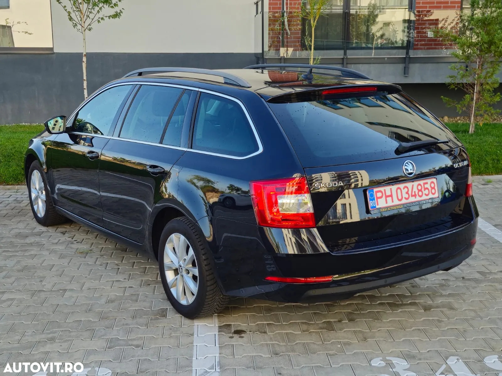 Skoda Octavia Combi Diesel 1.6 TDI DSG Ambition - 4