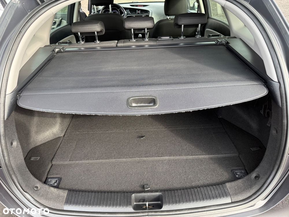 Kia Ceed 1.6 GDI Dream Team Edition - 17