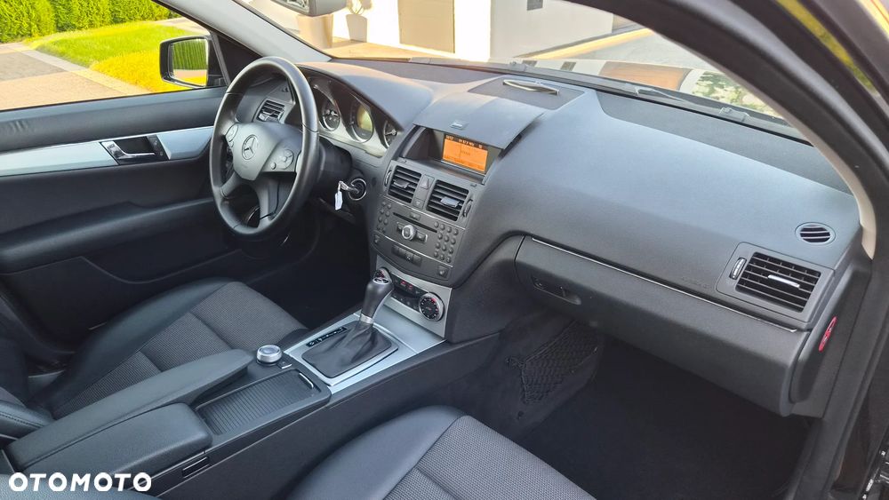 Mercedes-Benz Klasa C 180 CGI Automatik BlueEFFICIENCY Avantgarde - 12