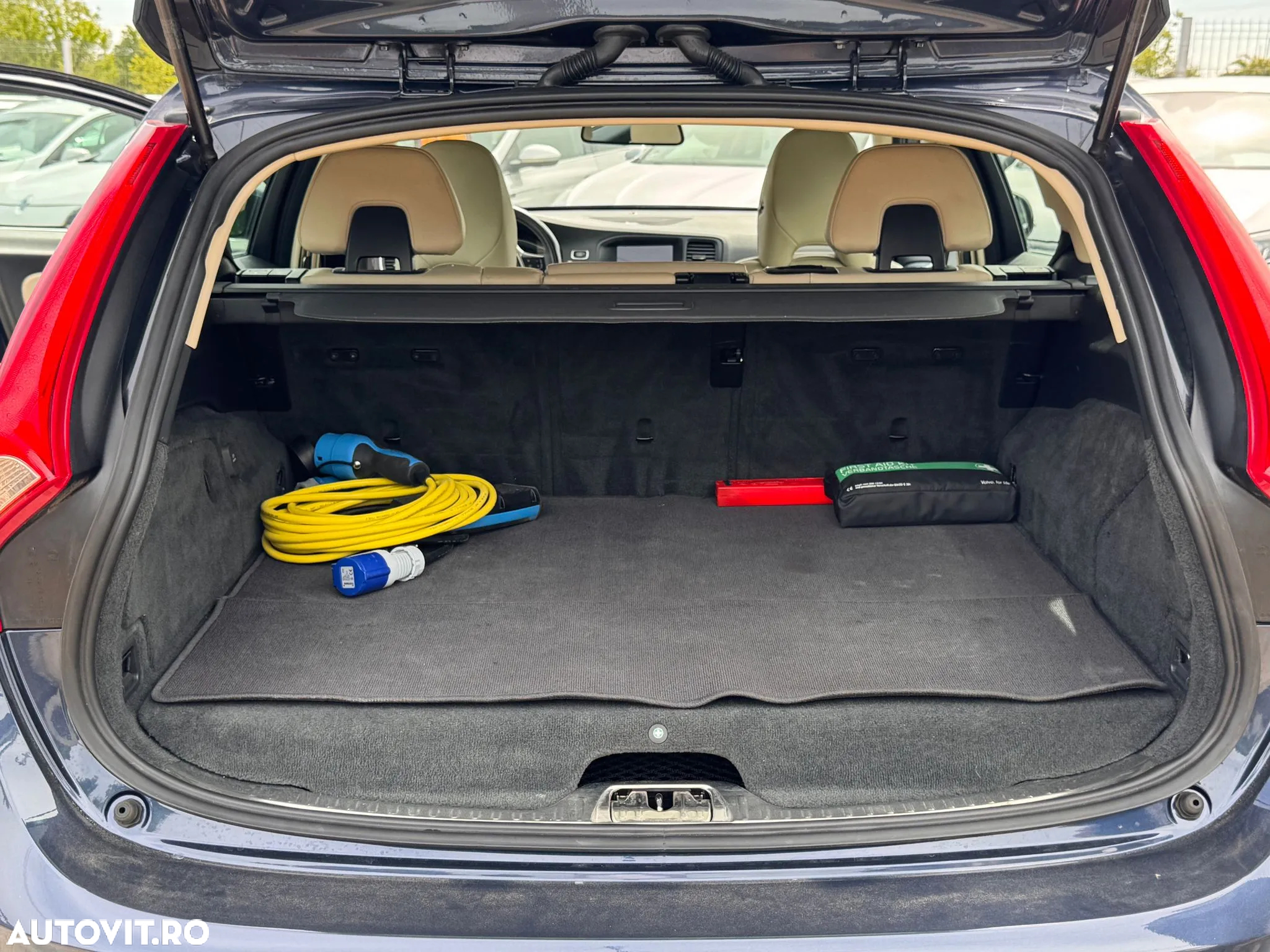 Volvo V60 D6 Plug-In-Hybrid AWD Geartronic Summum - 27