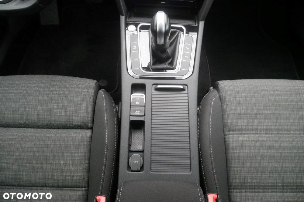 Volkswagen Passat - 11