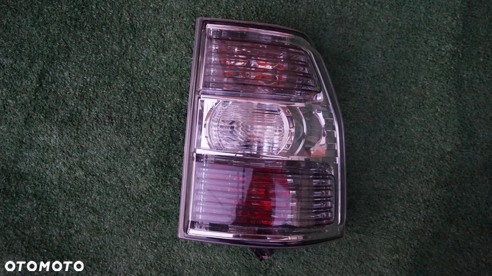 Mitsubishi Pajero IV 3.2 DID 5D LONG lampa tylna prawa tyl oryginal - 1