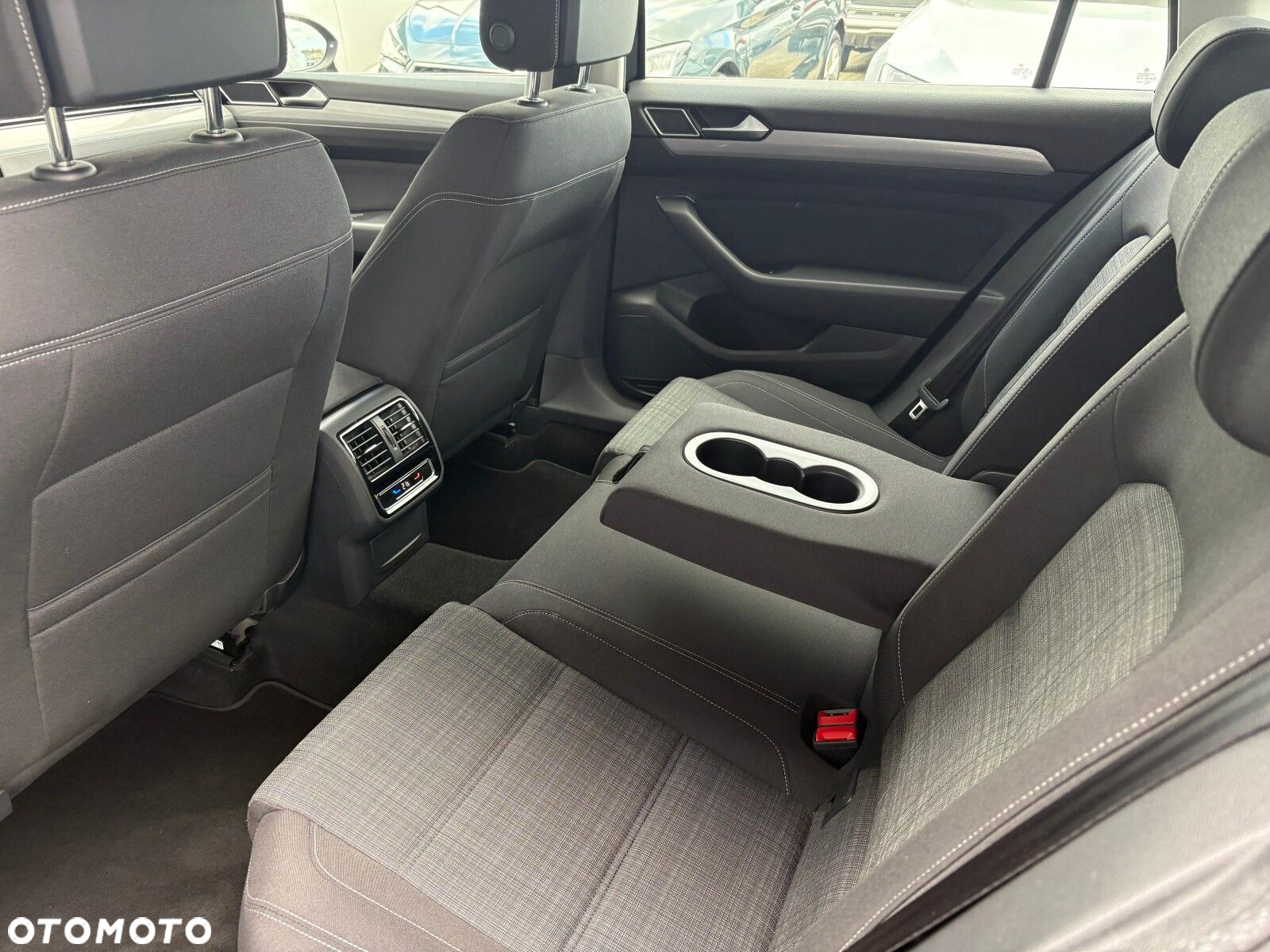 Volkswagen Passat - 14