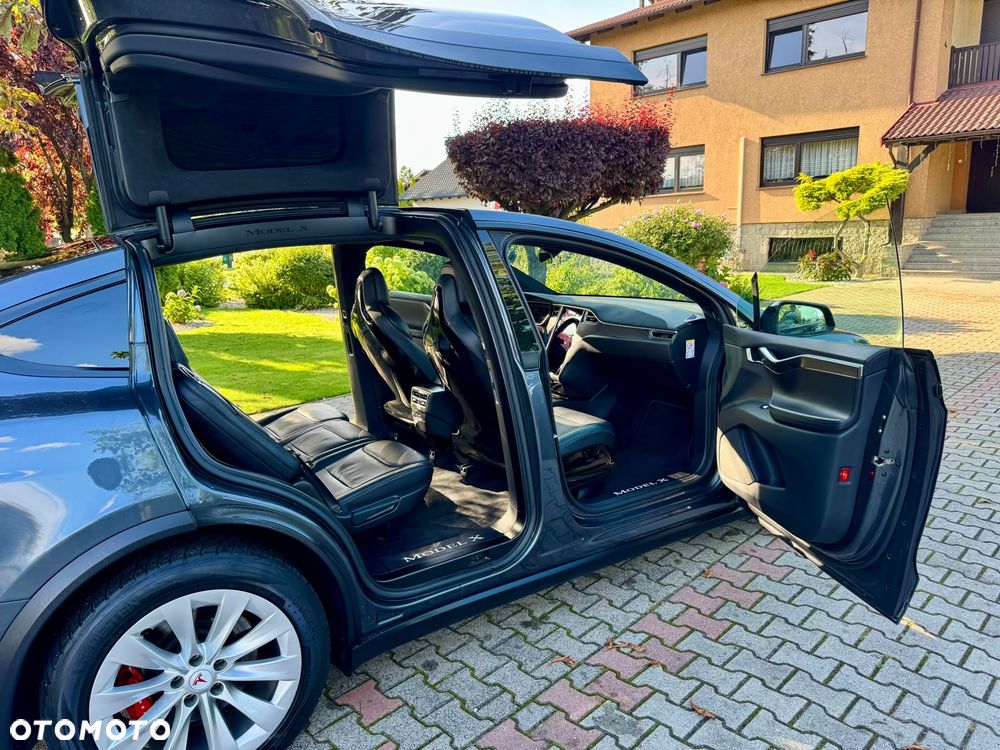 Tesla Model X - 10