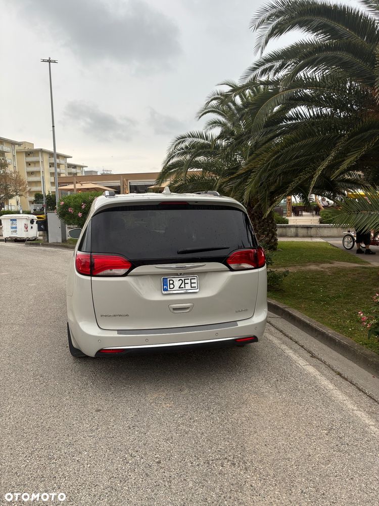 Chrysler Pacifica - 5