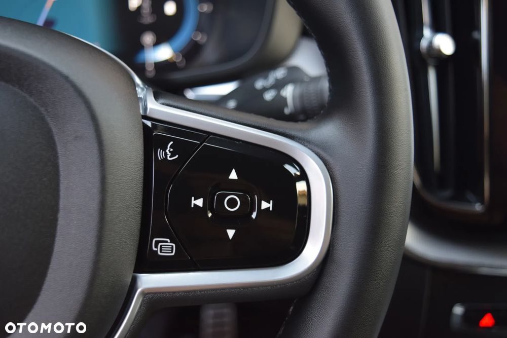 Volvo XC 60 B4 D AWD R-Design - 22
