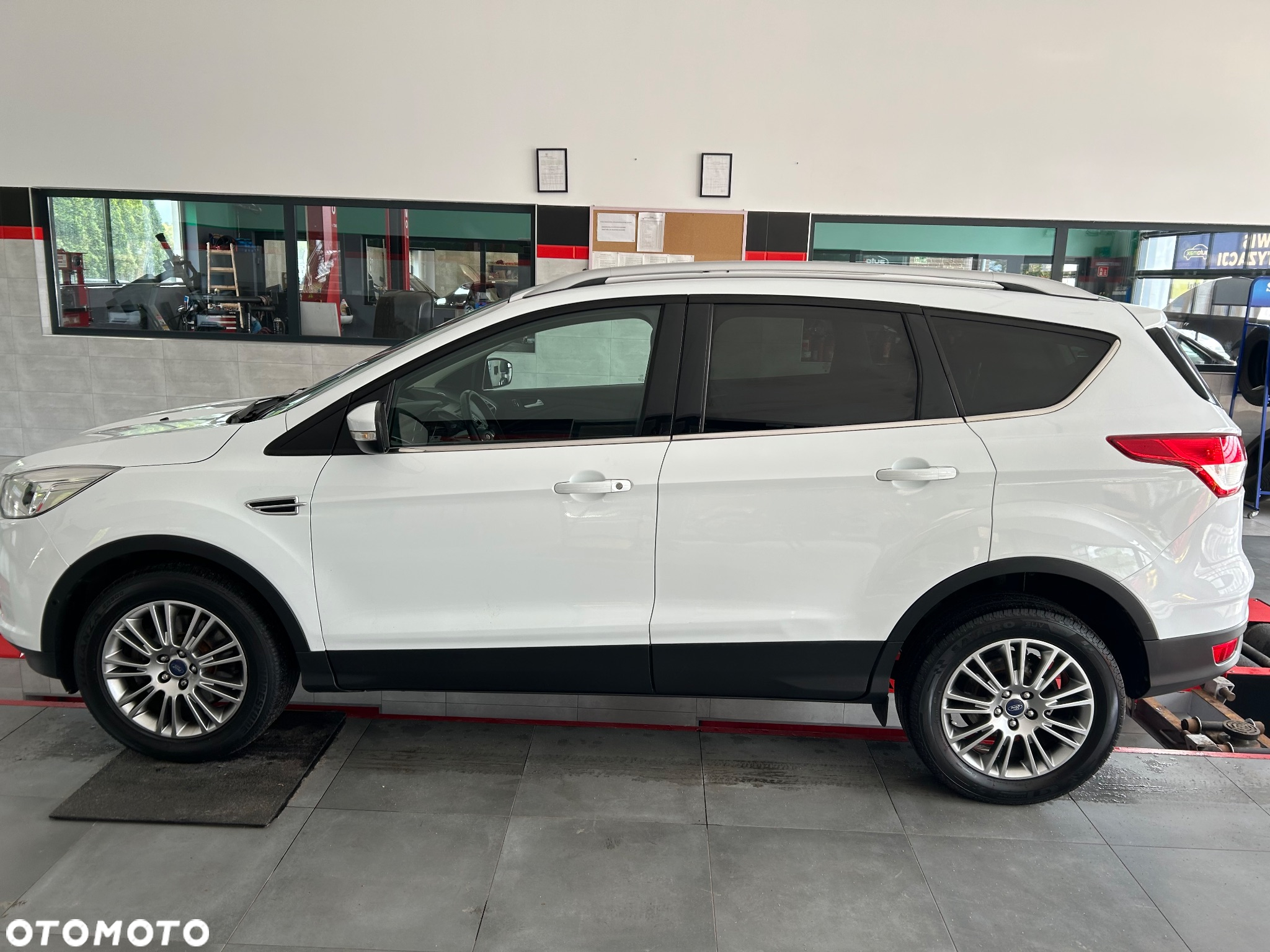 Ford Kuga 2.0 TDCi 2x4 Titanium - 4