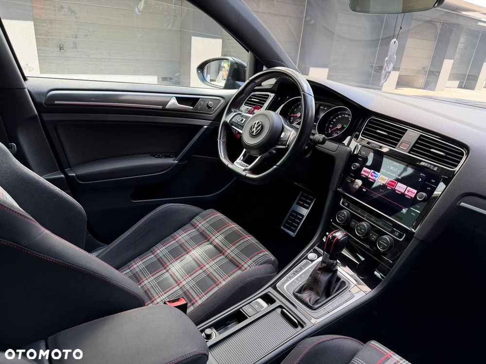 Volkswagen Golf - 36