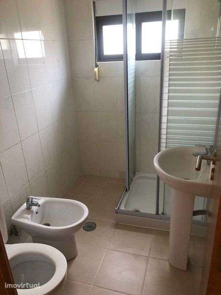 Sobreda, T1 anexo moradia, cozinha semi equipada, espaço exterior - Grande imagem: 5/9