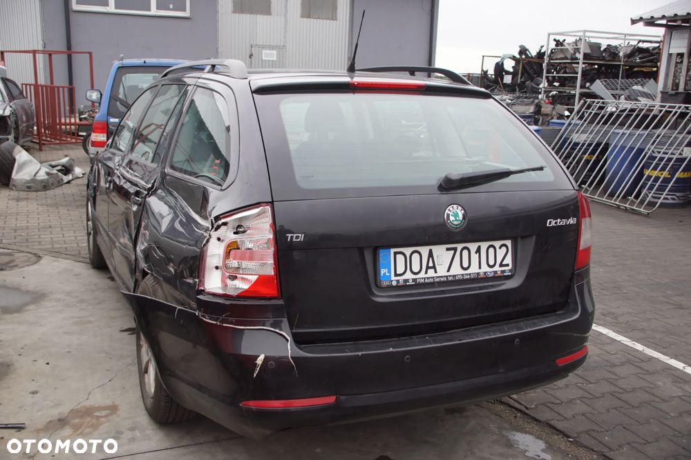 Auto na części - Skoda Octavia II Lift 1.6 TDI 105 KM CAYC LHW LF9R 2012R Silnik Skrzynia Drzwi Maska Błotnik Klapa Zderzak Lampa Lusterko Klamka Szyba Deska Kokpit Sterownik Moduł Czujnik Licznik Wyświetlacz Panel Kierownica - 6
