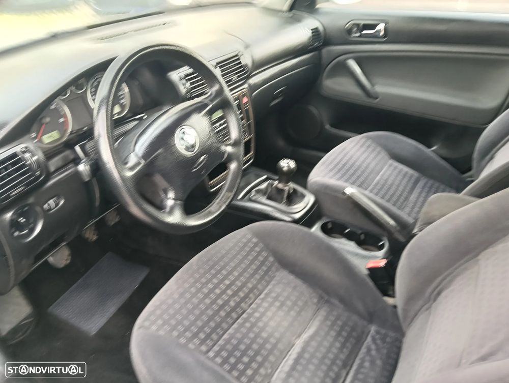 VW Passat 1.9 TDi Highline - 7