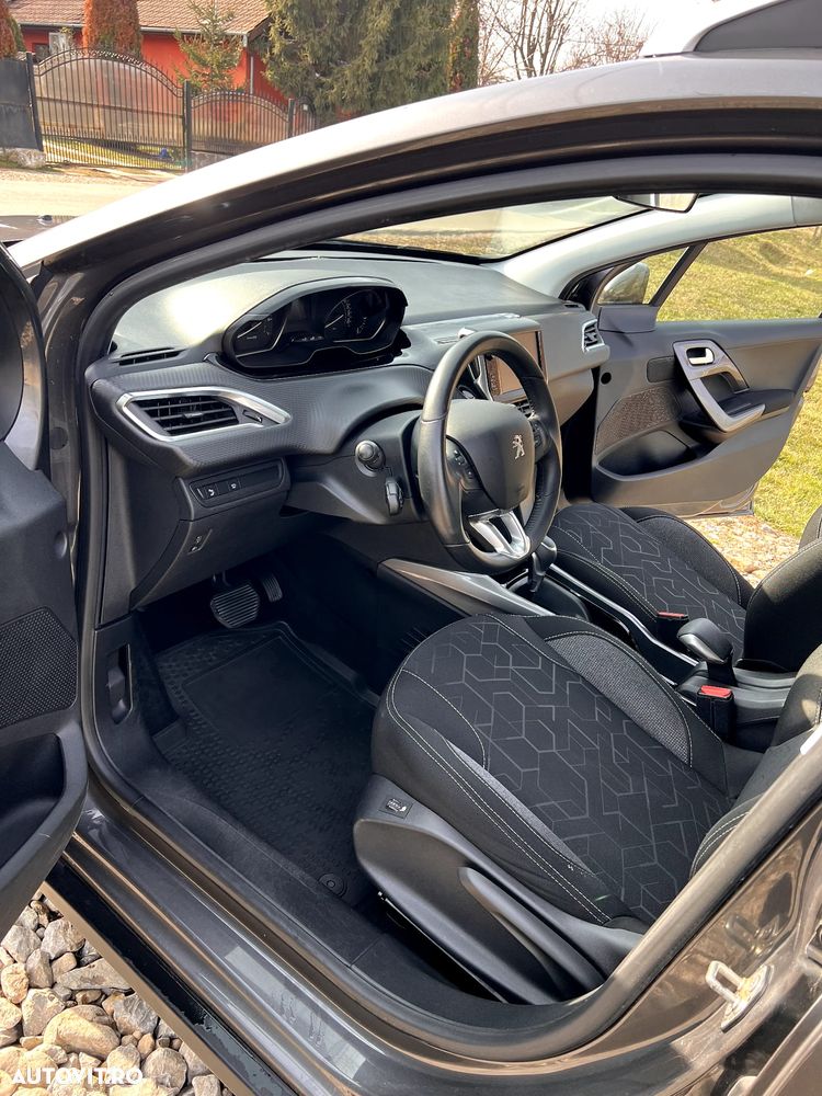 Peugeot 2008 1.2 L PureTech STT EAT8 Allure - 6