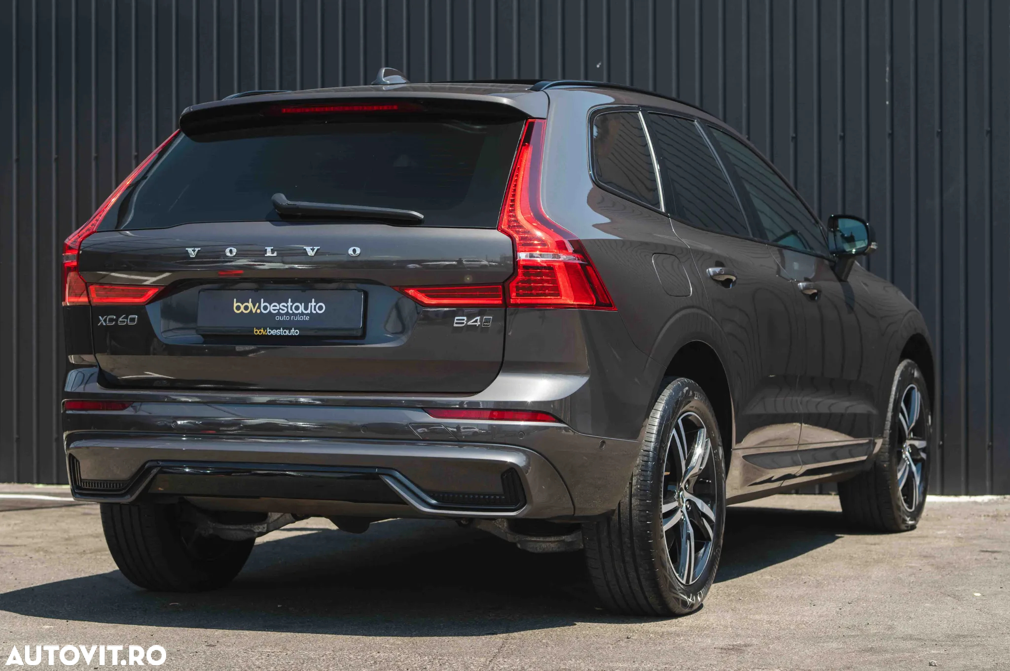 Volvo XC 60 B4 MHEV AT8 AWD R-Design - 32