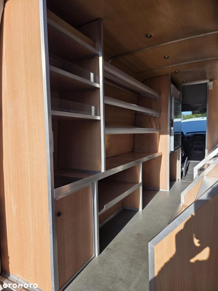 Mercedes-Benz 211 - 11