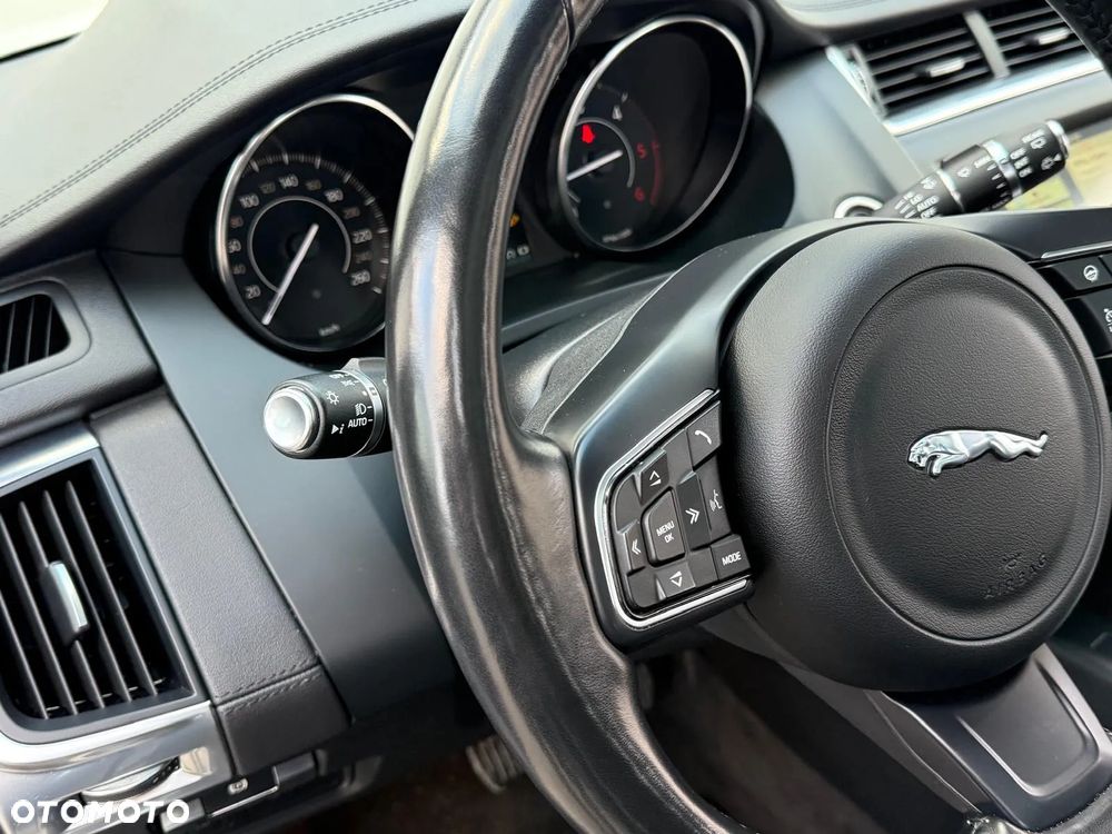 Jaguar E-Pace D180 AWD S - 28