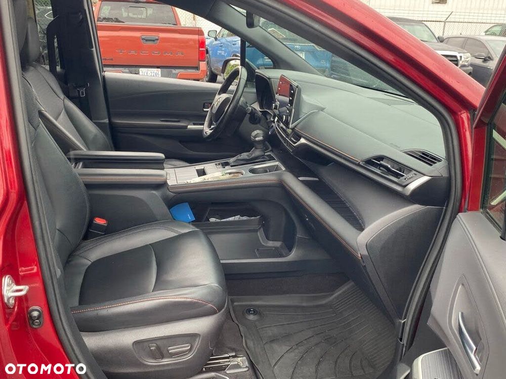 Toyota Sienna - 12