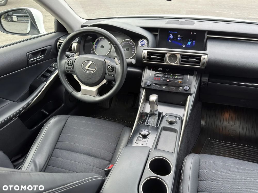 Lexus IS 300h Elite EU6 - 13