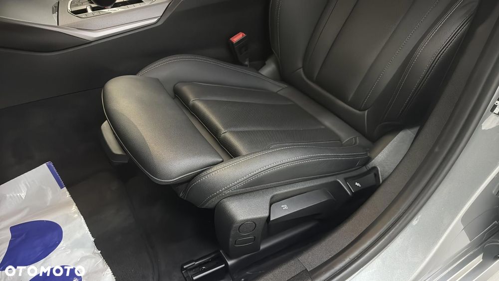 BMW Seria 3 318d mHEV - 13