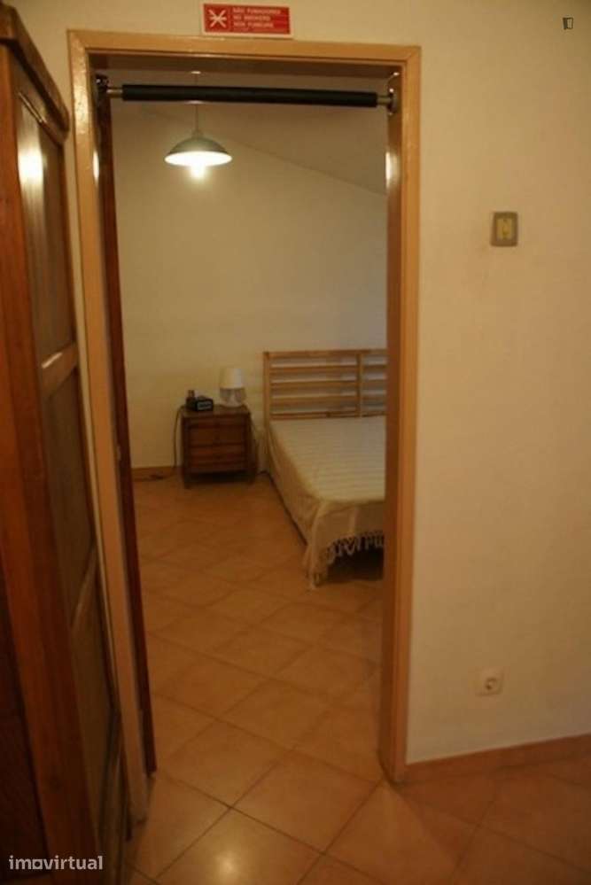 Quarto - localizado em Arregaça Coimbra - Grande imagem: 4/16