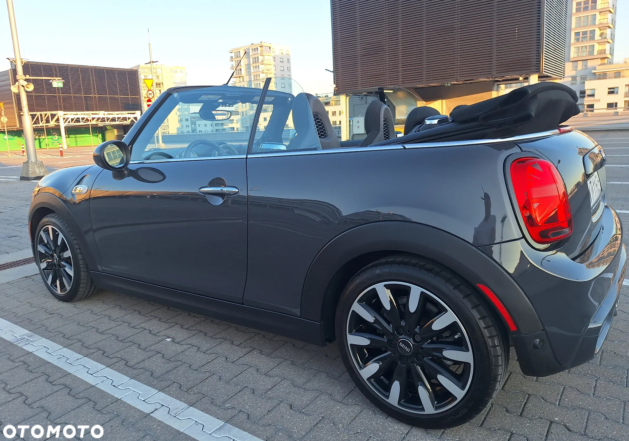 MINI Cooper S Cabrio Sidewalk - 9