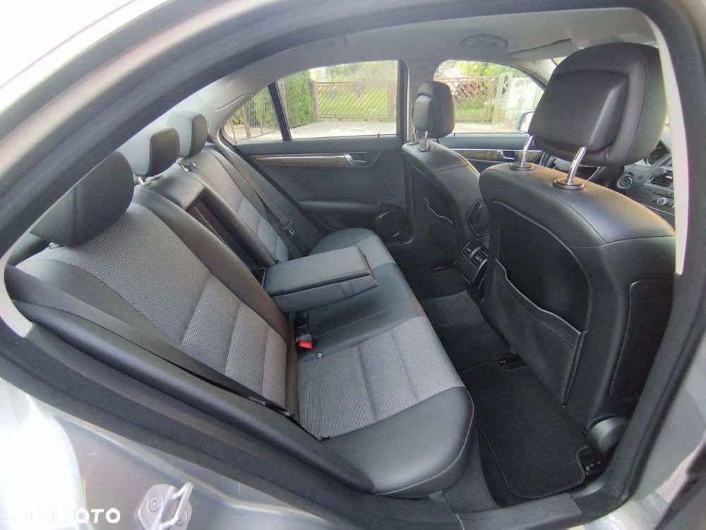 Mercedes-Benz Klasa C 180 CGI Automatik BlueEFFICIENCY Avantgarde - 19