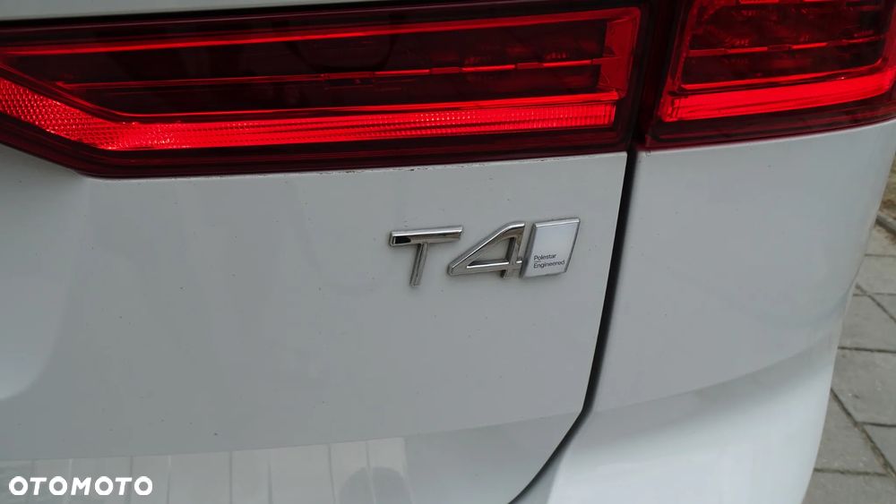 Volvo XC 60 T4 Momentum - 24
