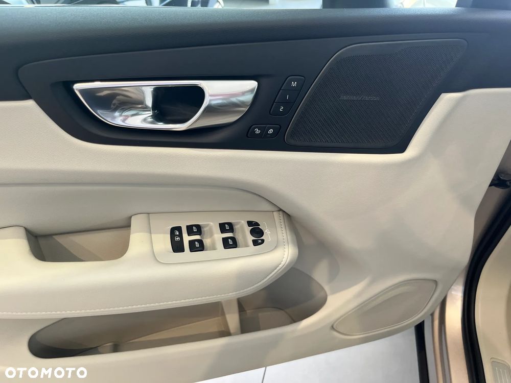 Volvo XC 60 T6 Plug-In Hybrid AWD Plus Dark - 11