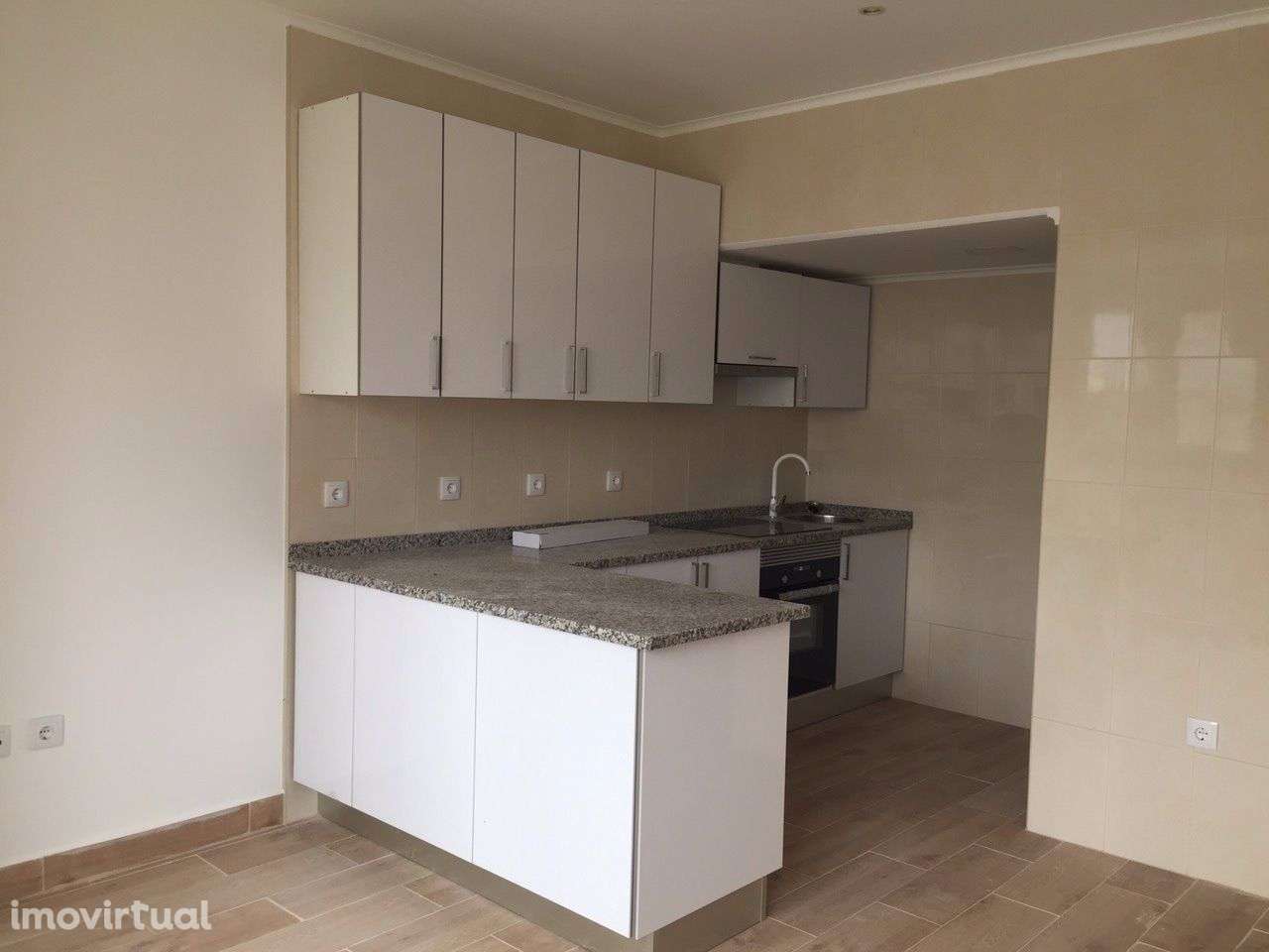 T1, Venteira/Amadora, perto Estação Comboio - Grande imagem: 2/9