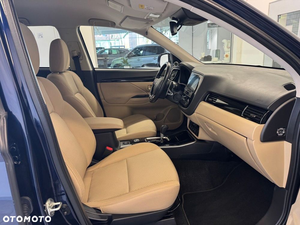 Mitsubishi Outlander - 10