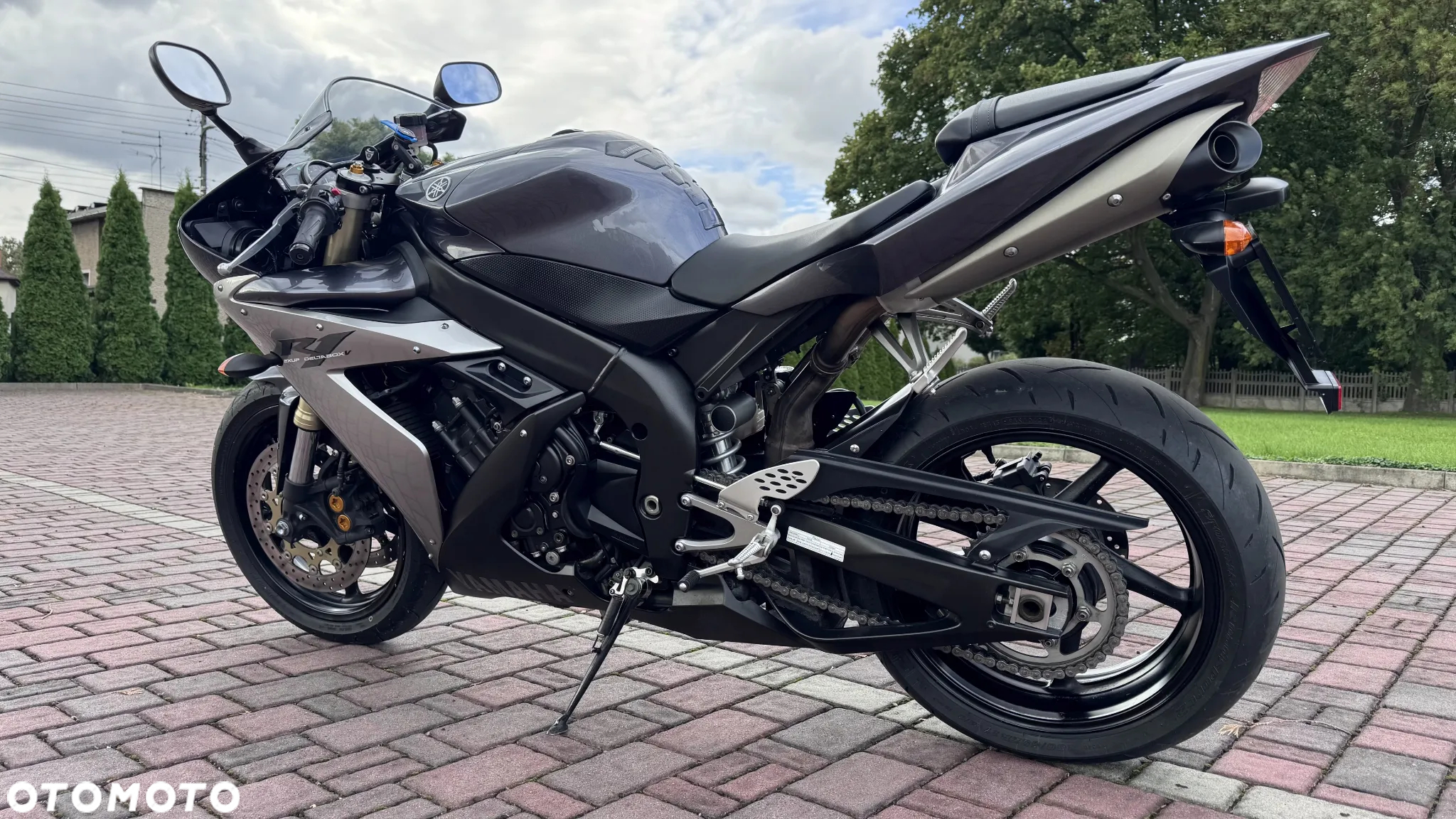 Yamaha R1 - 11