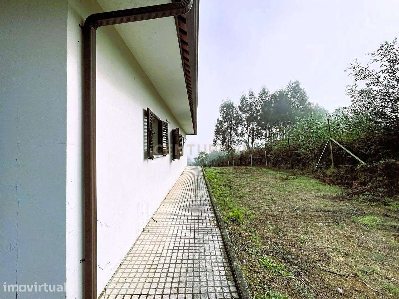 Moradia com arquitetura distinta e enorme potencial em Santa Comba Dão - Grande imagem: 3/28
