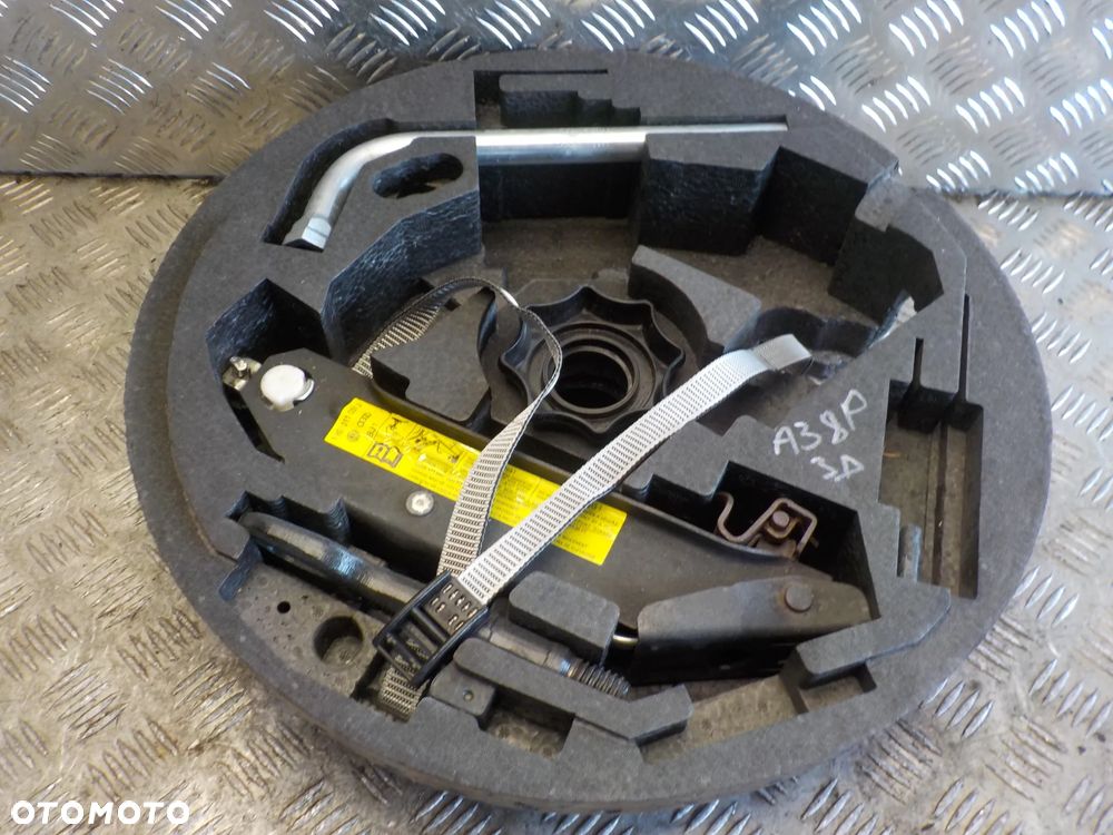 AUDI A3 8P PODNOŚNIK KLUCZ UCHO WKŁAD KOŁA - 1