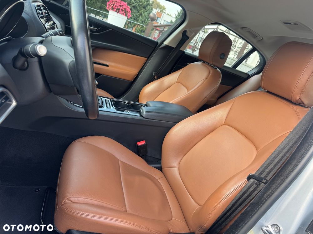 Jaguar XE 20d Portfolio - 27