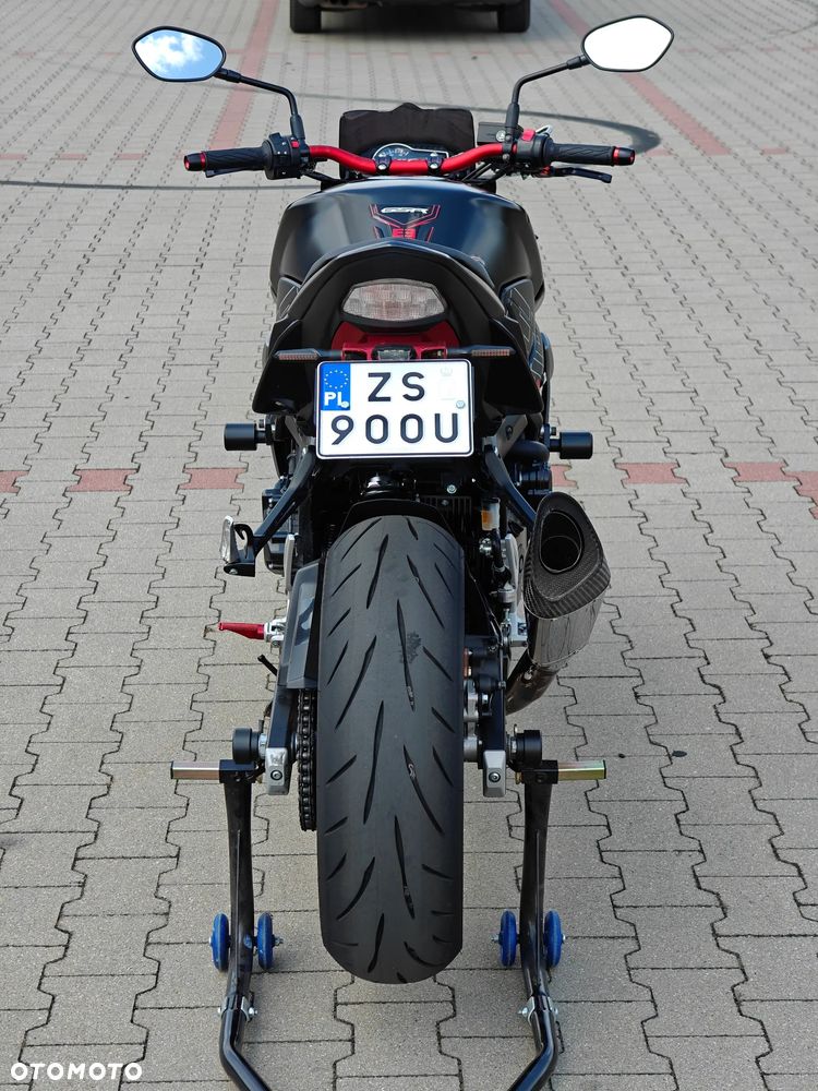 Suzuki GSR - 12