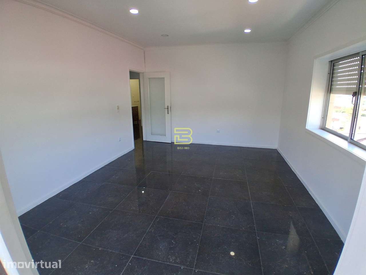 Apartamento T3 Renovado, 3 frentes, vrandas, elevador e lugar de garag - Grande imagem: 3/22