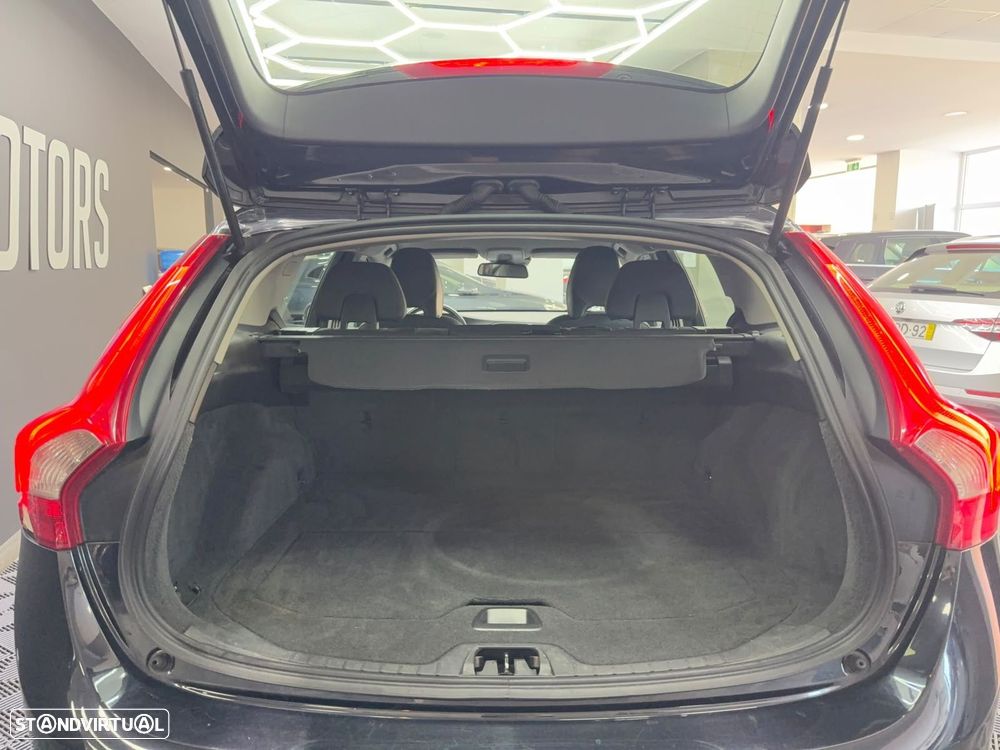 Volvo V60 2.0 D2 R-Design Momentum - 11