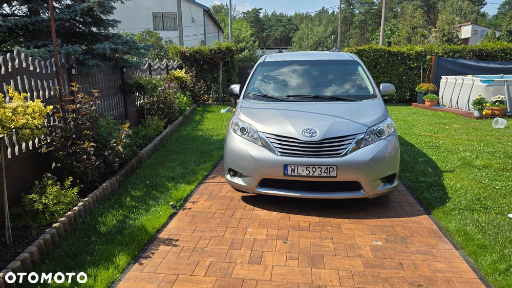 Toyota Sienna - 2