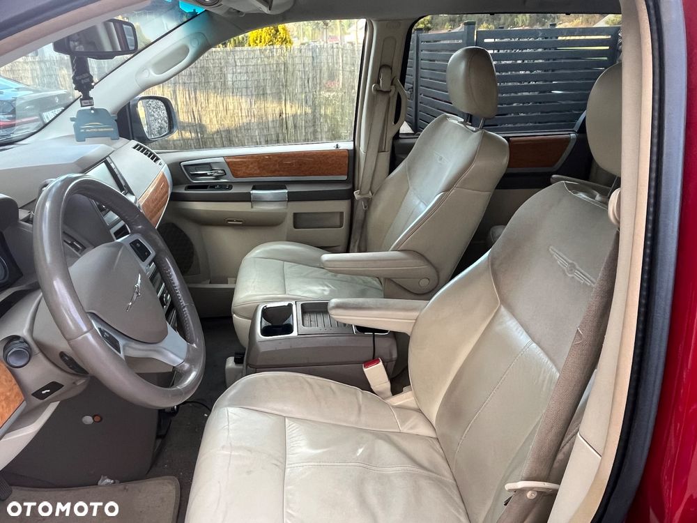 Chrysler Town & Country - 22