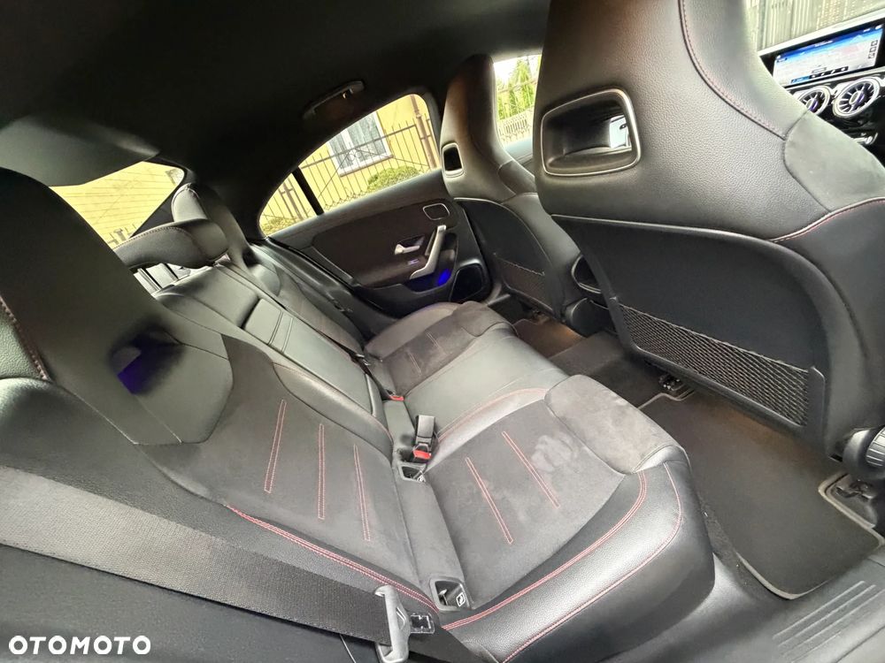 Mercedes-Benz CLA 200 4-Matic AMG Line 8G-DCT - 32