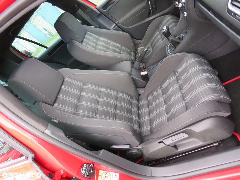 Volkswagen Golf - 32