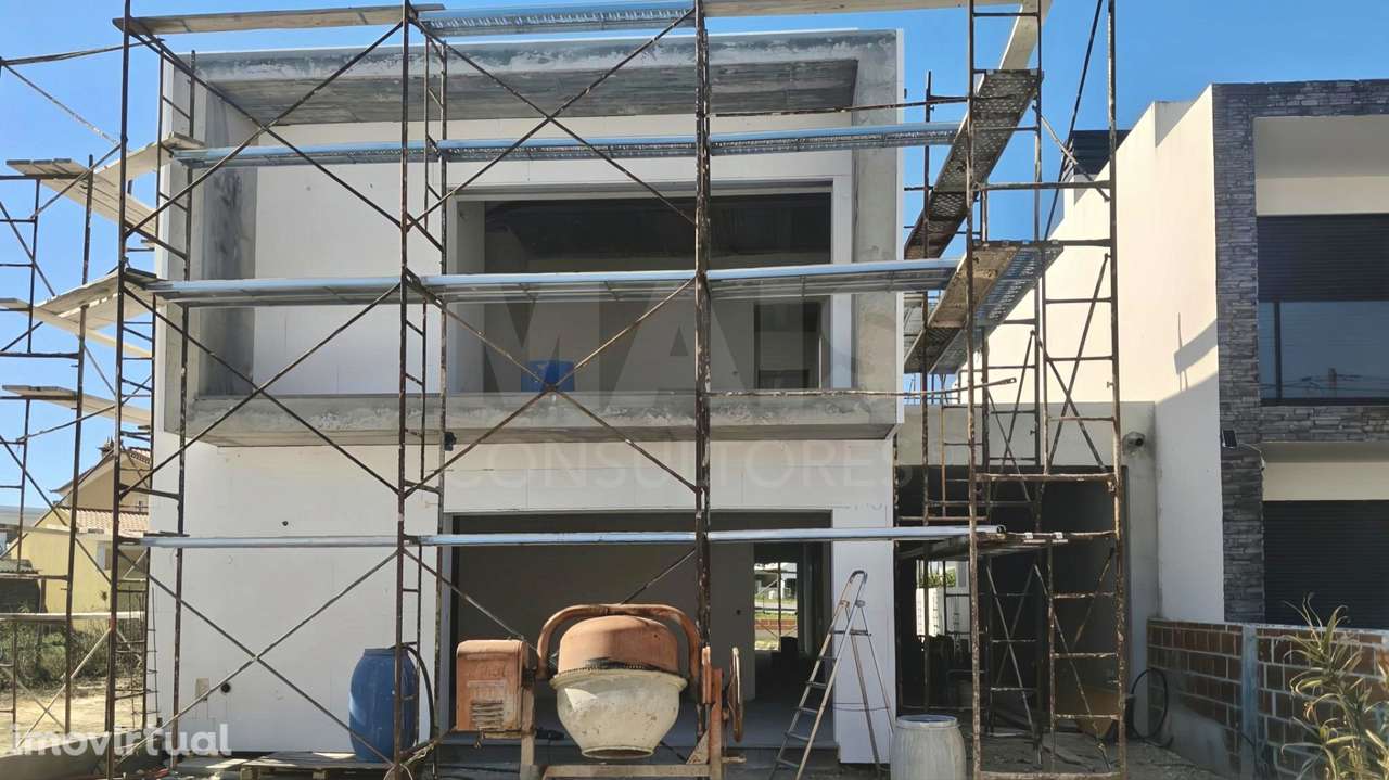 Moradia T4 c/ 1 Master Suite + 2 Suites, Jardim & Parqueamento ! - Grande imagem: 3/37