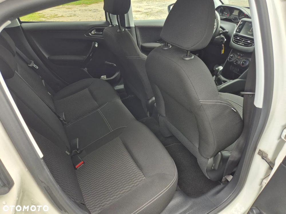 Peugeot 208 - 12
