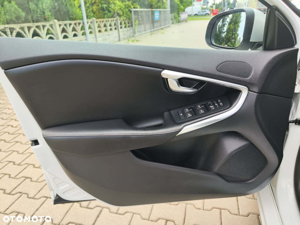 Volvo V40 D2 Drive-E R-Design Momentum - 36