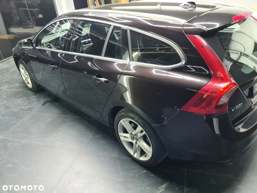 Volvo V60 D6 AWD Plug-in Hybrid Summum - 10
